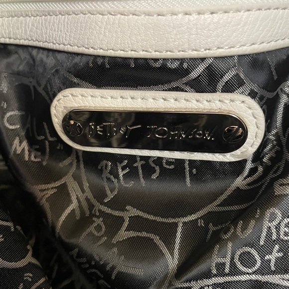 Betsy Johnson Large hand bag. Color: White - Picture 13 of 16